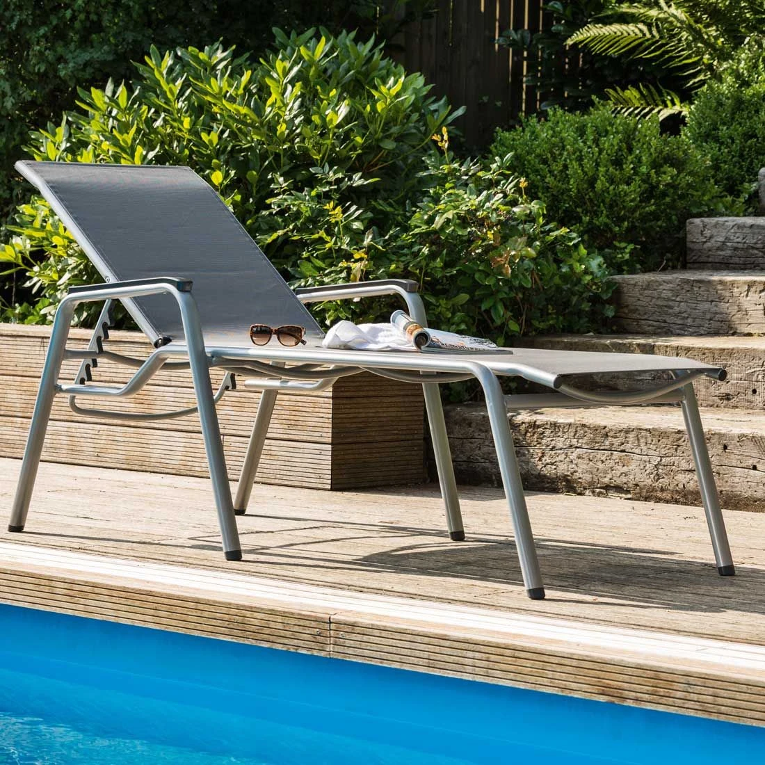 Kettler Cirrus Komfort-Stapelliege Aluminium/Textilene Silber/Anthrazitgrau 5 Kettler Cirrus Komfort-Stapelliege Aluminium/Textilene Silber/Anthrazitgrau – Bild 3