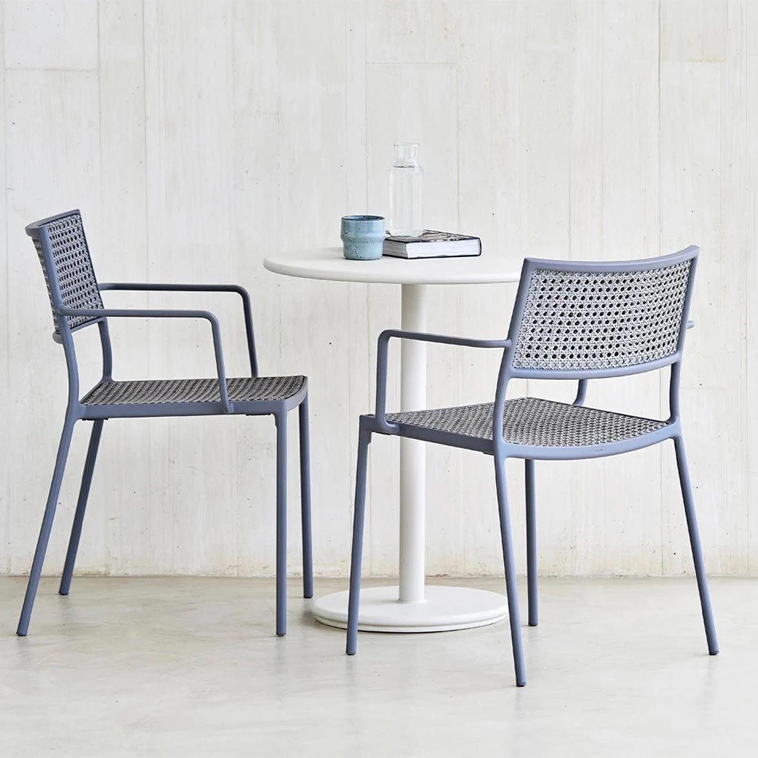 Cane-Line Less Stapelstuhl Aluminium/Geflecht Light Grey 5 Cane-Line Less Stapelstuhl Aluminium/Geflecht Light Grey – Bild 3