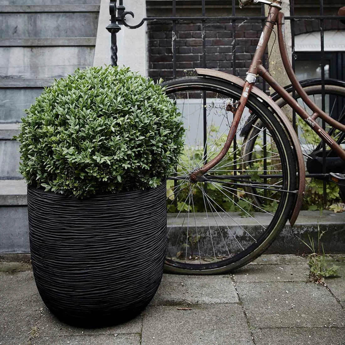 Capi Riffle Pflanztopf Ø43x41cm Kunststoff Schwarz 4 Capi Riffle Pflanztopf Ø43x41cm Kunststoff Schwarz – Bild 2