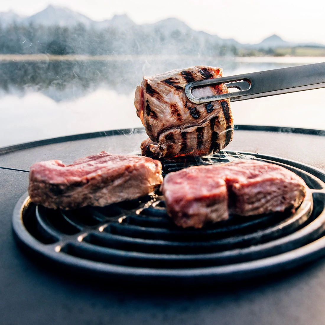 Höfats Bowl 70 Grillrost Ø31cm Gusseisen Schwarz 4 Höfats Bowl 70 Grillrost Ø31cm Gusseisen Schwarz – Bild 2