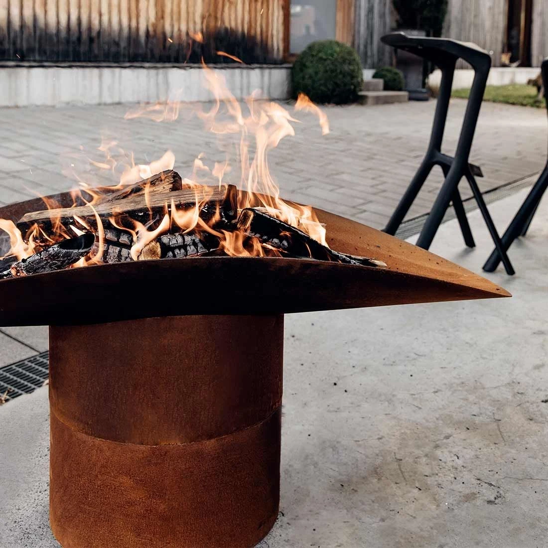 Höfats ELLIPSE Fuss Zu Feuerschale Corten-Stahl Schwarz 7 Höfats ELLIPSE Fuss Zu Feuerschale Corten-Stahl Schwarz – Bild 5