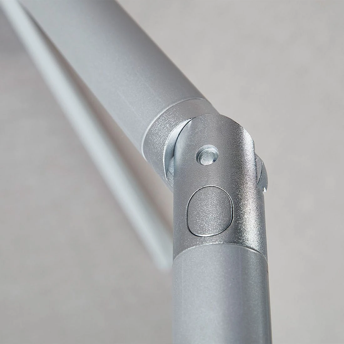 Kettler Easy Push Mittelstockschirm 210x150cm Inkl. Ständer Silber/Charcoal 7 Kettler Easy Push Mittelstockschirm 210x150cm Inkl. Ständer Silber/Charcoal – Bild 5