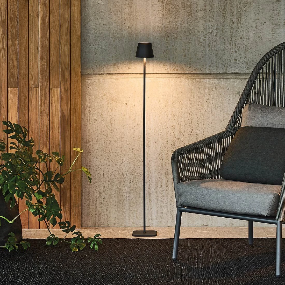Solpuri Glimm LED-Stehleuchte Maxi Aluminium Black 4 Solpuri Glimm LED-Stehleuchte Maxi Aluminium Black – Bild 2