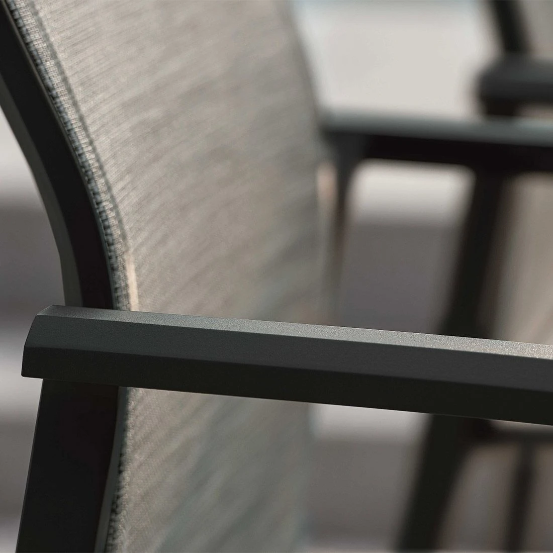 Stern Kari Hochlehner-Stapelsessel Aluminium/Textilene Schwarz Matt/Leinen Grau 4 Stern Kari Hochlehner-Stapelsessel Aluminium/Textilene Schwarz Matt/Leinen Grau – Bild 2